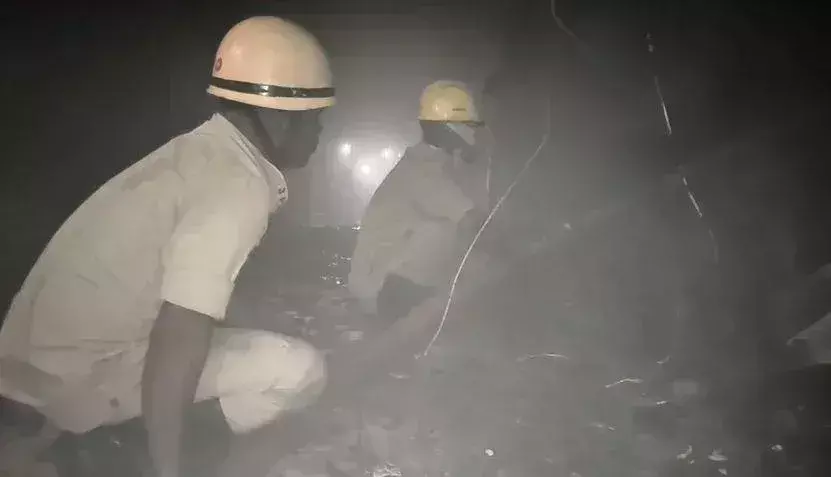 Ranchi: रोस्पा टॉवर के थर्ड फ्लोर पर लगी आग, शॉर्ट सर्किट की आशंका Ranchi: रोस्पा टॉवर के थर्ड फ्लोर पर लगी आग, शॉर्ट सर्किट की आशंका