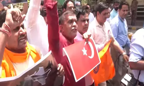स्वदेशी जागरण मंच ने भारत के साथ तनाव के दौरान Pak को समर्थन देने के बाद दिल्ली में तुर्किये के खिलाफ विरोध प्रदर्शन किया स्वदेशी जागरण मंच ने भारत के साथ तनाव के दौरान Pak को समर्थन देने के बाद दिल्ली में तुर्किये के खिलाफ विरोध प्रदर्शन किया