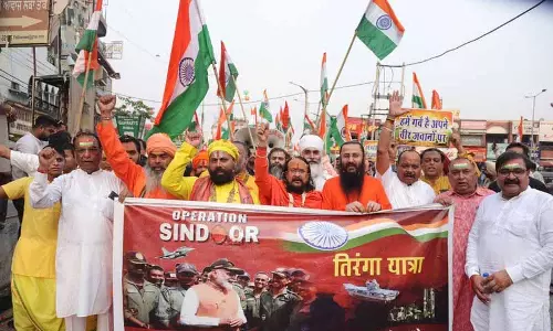 सशस्त्र बलों के सम्मान में हजारों लोग Tiranga Yatra में शामिल हुए