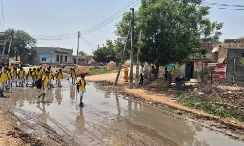 Haryana : जींद में सीवर का पानी सड़क पर बहने से स्कूल जाने में बाधा