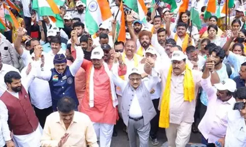 Karnataka: भाजपा ने वीर जवानों को श्रद्धांजलि देने के लिए तिरंगा यात्रा का आयोजन किया Karnataka: भाजपा ने वीर जवानों को श्रद्धांजलि देने के लिए तिरंगा यात्रा का आयोजन किया