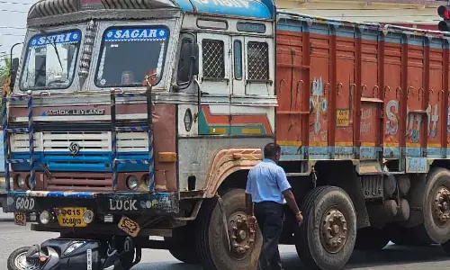 तेलीबांधा चौक में युवती की मौत, ट्रक ने रौंदा