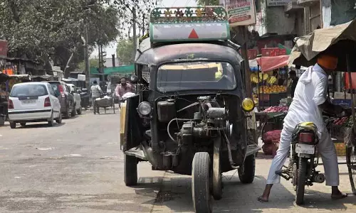 Muktsar में यातायात नियमों की अवहेलना करते हुए जुगाड़ वाहन चल रहे Muktsar में यातायात नियमों की अवहेलना करते हुए जुगाड़ वाहन चल रहे