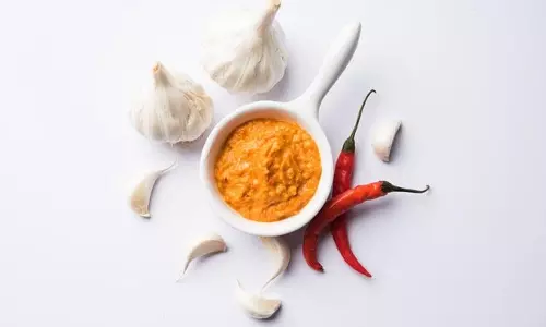 स्नैक्स के साथ खाने के लिए यह आसान 5 स्टेप वाली लहसुन की चटनी रेसिपी आजमाएँ