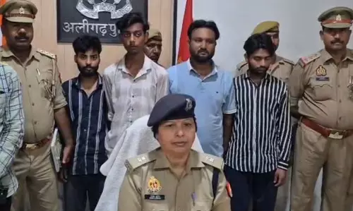 अलीगढ़ में साइबर ठगी गैंग का खुलासा, नोएडा से सीखी थी डिजिटल ठगी की तरकीबें अलीगढ़ में साइबर ठगी गैंग का खुलासा, नोएडा से सीखी थी डिजिटल ठगी की तरकीबें