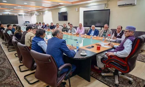 Jammu: उमर ने पर्यटन उद्योग से कहा, केंद्र से वित्तीय सहायता की मांग उठाएंगे Jammu: उमर ने पर्यटन उद्योग से कहा, केंद्र से वित्तीय सहायता की मांग उठाएंगे