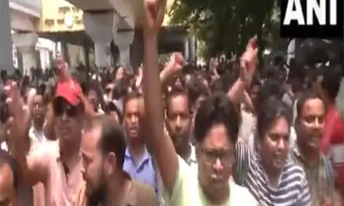 सीएम बनर्जी के खिलाफ SSC शिक्षकों का विरोध प्रदर्शन जारी सीएम बनर्जी के खिलाफ SSC शिक्षकों का विरोध प्रदर्शन जारी