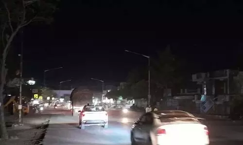 Karnataka : स्ट्रीट लाइटें बंद, हाईवे पर अंधेरा Karnataka : स्ट्रीट लाइटें बंद, हाईवे पर अंधेरा