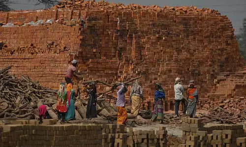 Karimnagar में प्रवासी ईंट भट्ठा मजदूरों के बच्चों के लिए दिनभर की सैर
