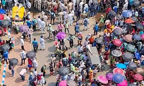 नौकरी विवाद में शिक्षकों ने कोर्ट से राहत मांगी, पुलिस ने दर्ज किया केस नौकरी विवाद में शिक्षकों ने कोर्ट से राहत मांगी, पुलिस ने दर्ज किया केस