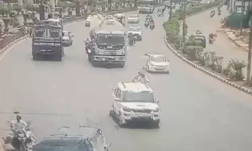 तेलीबांधा में युवती की मौत Live Video, रौंदते हुए आगे बढ़ा ट्रक तेलीबांधा में युवती की मौत Live Video, रौंदते हुए आगे बढ़ा ट्रक