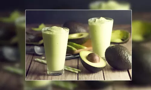 अपने दिन की स्वस्थ शुरुआत के लिए त्वरित और आसान एवोकैडो स्मूदी रेसिपी