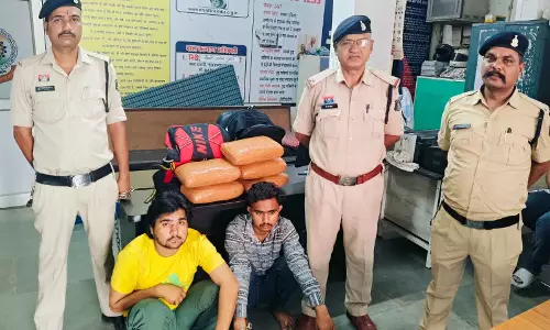 गोलबाजार के होटल में रेड, रूम नंबर 102 में गांजा के साथ पकड़ाए दो तस्कर