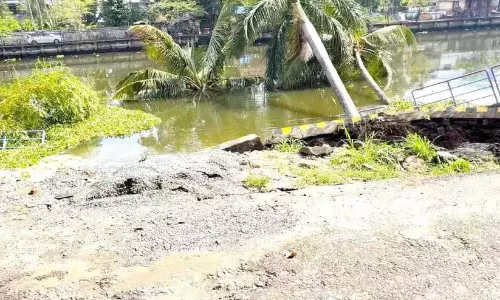 Kerala : चम्पक्करा नहर रोड का एक हिस्सा नहर में गिर गया