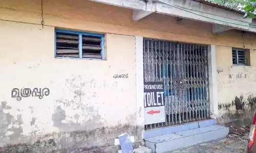 घाट पर शौचालय बंद था; संकट में यात्री