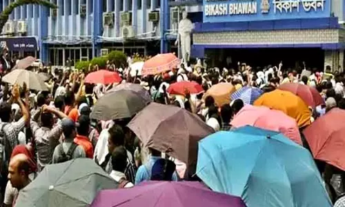 WBSSC भर्ती मामला: लाठीचार्ज से बेपरवाह शिक्षकों ने फिर विकास भवन का किया घेराव WBSSC भर्ती मामला: लाठीचार्ज से बेपरवाह शिक्षकों ने फिर विकास भवन का किया घेराव