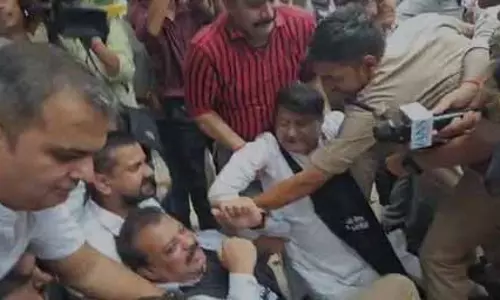 कांग्रेस ने मंत्री Shah के खिलाफ विरोध प्रदर्शन तेज किया, राज्यपाल से उन्हें पद से हटाने का अनुरोध किया कांग्रेस ने मंत्री Shah के खिलाफ विरोध प्रदर्शन तेज किया, राज्यपाल से उन्हें पद से हटाने का अनुरोध किया