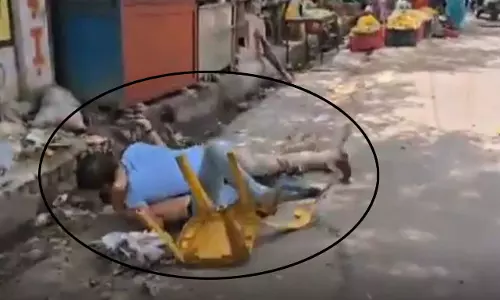 सरेआम...दो युवकों ने ये क्या कर डाला! सरेआम...दो युवकों ने ये क्या कर डाला!