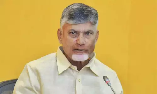 सड़कों पर कचरा फेंकने की इजाजत नहीं है : CM Chandrababu सड़कों पर कचरा फेंकने की इजाजत नहीं है : CM Chandrababu