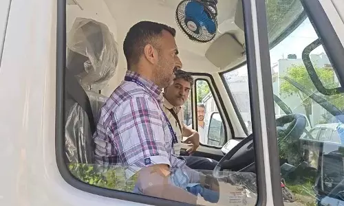 Jammu में एंबुलेंस चालक ने गोलाबारी का सामना कर लोगों की जान बचाई Jammu में एंबुलेंस चालक ने गोलाबारी का सामना कर लोगों की जान बचाई