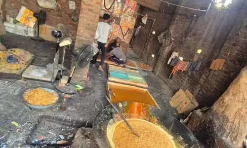 Ludhiana: 100 किलो मिलावटी खोया, 7 क्विंटल गुड़ जब्त, चालान जारी किए Ludhiana: 100 किलो मिलावटी खोया, 7 क्विंटल गुड़ जब्त, चालान जारी किए