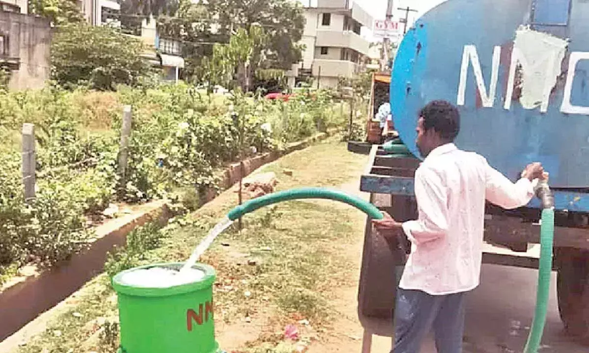 NMC ने मूक पशुओं के लिए पेयजल की व्यवस्था की