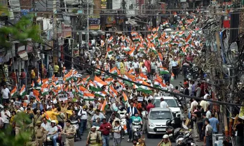 Jammu: सशस्त्र बलों के साथ एकजुटता दिखाने के लिए हजारों लोगों ने तिरंगा रैली में हिस्सा लिया Jammu: सशस्त्र बलों के साथ एकजुटता दिखाने के लिए हजारों लोगों ने तिरंगा रैली में हिस्सा लिया