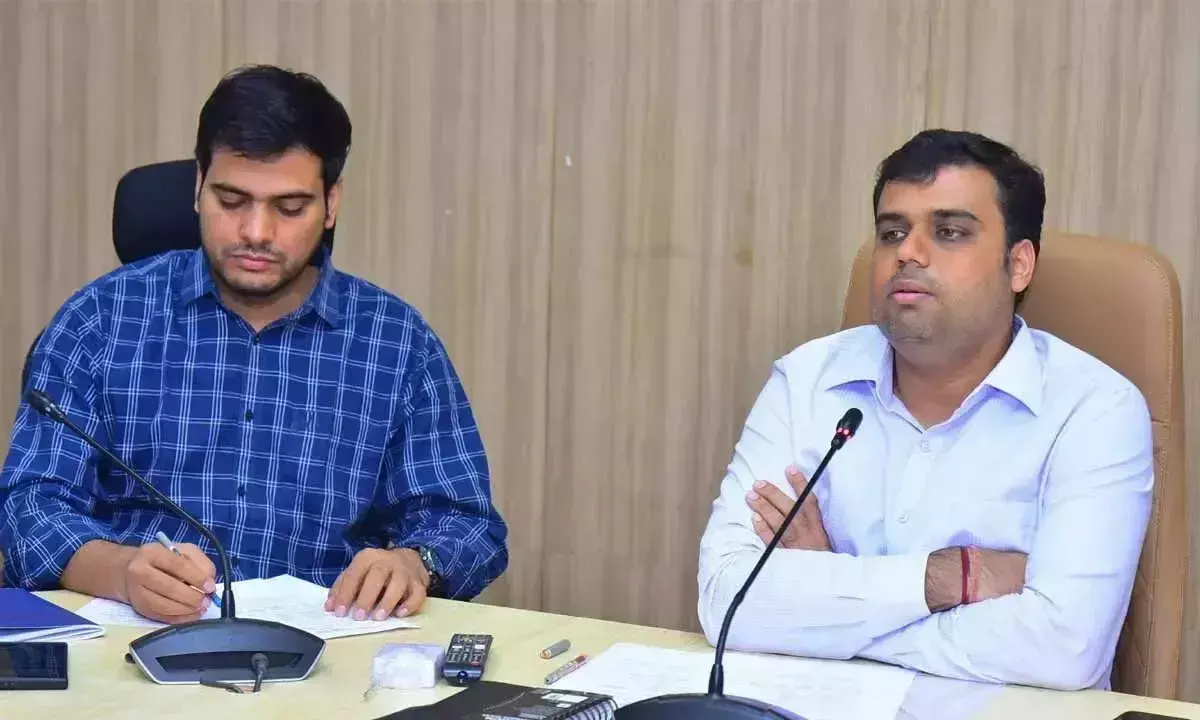 Andhra: अधिकारियों को भूमि अधिग्रहण प्रक्रिया में तेजी लाने को कहा गया Andhra: अधिकारियों को भूमि अधिग्रहण प्रक्रिया में तेजी लाने को कहा गया
