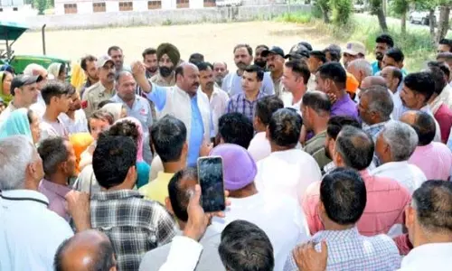 सरकार लोगों, विशेषकर सीमावर्ती निवासियों के साथ मजबूती से खड़ी है: DyCM सरकार लोगों, विशेषकर सीमावर्ती निवासियों के साथ मजबूती से खड़ी है: DyCM