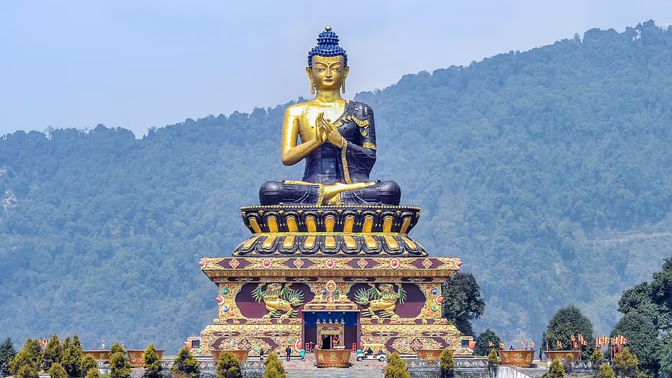 Sikkim ने राज्य स्थापना के 50 वर्ष पूरे होने का जश्न मनाया Sikkim ने राज्य स्थापना के 50 वर्ष पूरे होने का जश्न मनाया