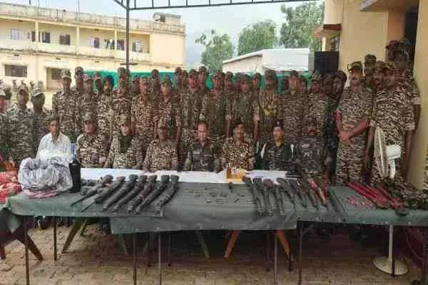 Giridih: नक्सल अभियान में पुलिस को सफलता, भारी मात्रा में हथियार व विस्फोटक बरामद
