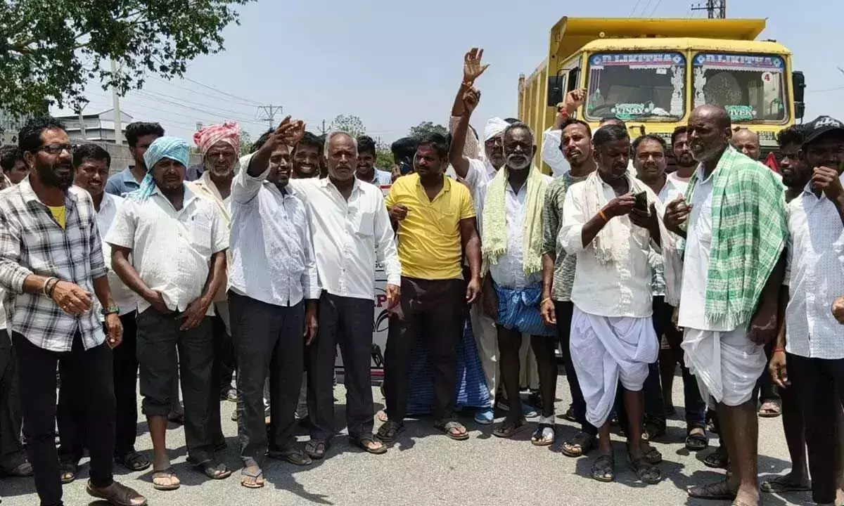 Telangana: धान किसानों ने जडचेरला में राष्ट्रीय राजमार्ग जाम किया