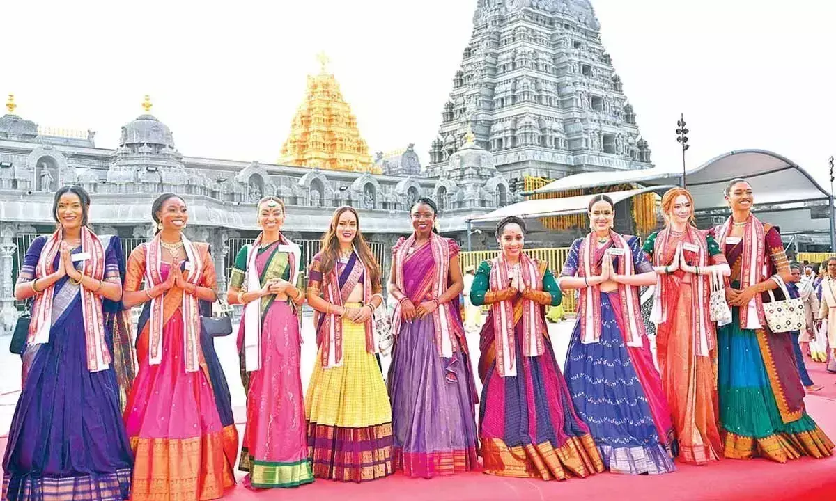 कैरेबियाई सौंदर्य रानियों ने यद्ग्रगुट्टा की आध्यात्मिक यात्रा की