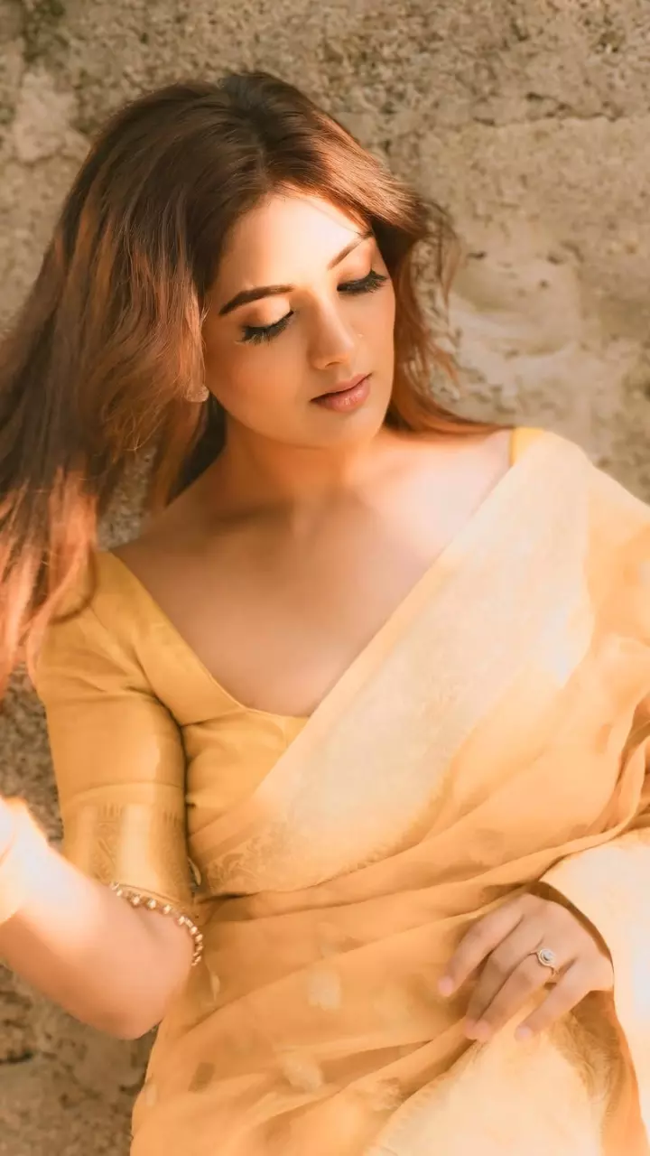 नताशा सिंह का दिखा साड़ी लुक