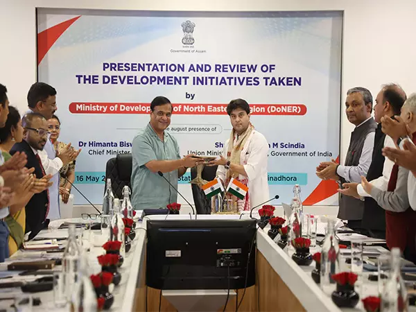 पूर्वोत्तर क्षेत्र विकास मंत्री ज्योतिरादित्य सिंधिया ने Assam में मंत्रालय के काम की समीक्षा की पूर्वोत्तर क्षेत्र विकास मंत्री ज्योतिरादित्य सिंधिया ने Assam में मंत्रालय के काम की समीक्षा की