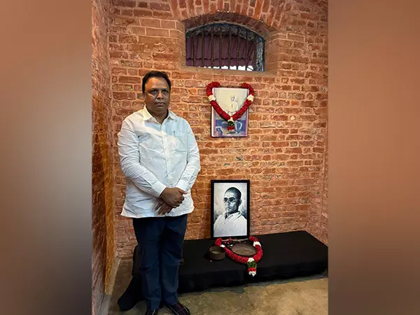 Maharashtra मंत्री शेलार ने अंडमान की सेलुलर जेल में वीडी सावरकर को श्रद्धांजलि दी Maharashtra मंत्री शेलार ने अंडमान की सेलुलर जेल में वीडी सावरकर को श्रद्धांजलि दी