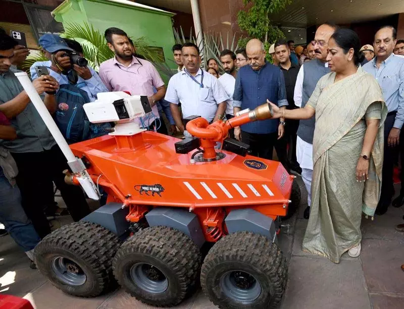 CM Gupta ने अग्निशमन रोबोट के लिए 110 करोड़ की सहायता का ऐलान CM Gupta ने अग्निशमन रोबोट के लिए 110 करोड़ की सहायता का ऐलान