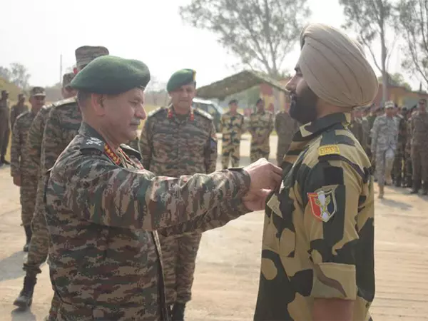सेना प्रमुख जनरल ने Operation Sindoor में अपनी भूमिका के लिए बीएसएफ जवान को सम्मानित किया सेना प्रमुख जनरल ने Operation Sindoor में अपनी भूमिका के लिए बीएसएफ जवान को सम्मानित किया