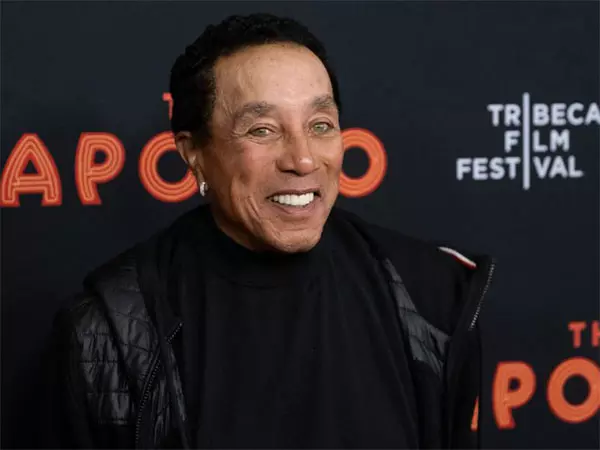 Smokey Robinson पर यौन उत्पीड़न के आरोपों की आपराधिक जांच चल रही Smokey Robinson पर यौन उत्पीड़न के आरोपों की आपराधिक जांच चल रही