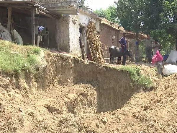 J-K: ग्रामीण विकास विभाग नौशेरा में नागरिकों की सुरक्षा के लिए बंकर बना रहे J-K: ग्रामीण विकास विभाग नौशेरा में नागरिकों की सुरक्षा के लिए बंकर बना रहे
