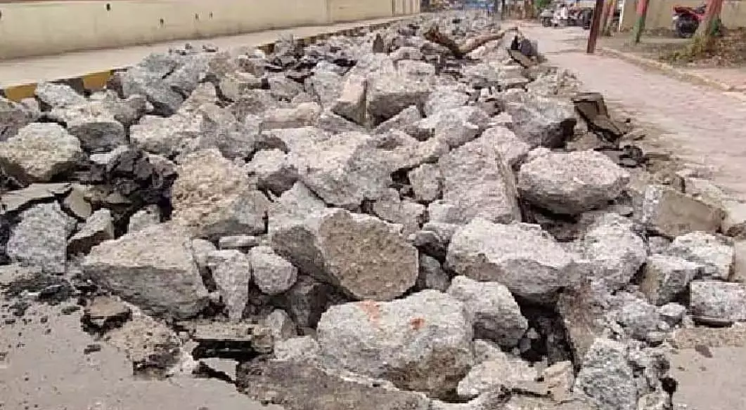 खजराना मंदिर के पास सर्विस रोड की मरम्मत के कारण श्रद्धालुओं को परेशानी का सामना करना पड़ेगा खजराना मंदिर के पास सर्विस रोड की मरम्मत के कारण श्रद्धालुओं को परेशानी का सामना करना पड़ेगा