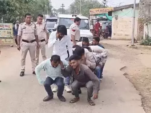 डॉन गिरी निकल गई 9 बदमाशों की, जब पुलिस ने बनाई उठक-बैठक की रील्स डॉन गिरी निकल गई 9 बदमाशों की, जब पुलिस ने बनाई उठक-बैठक की रील्स