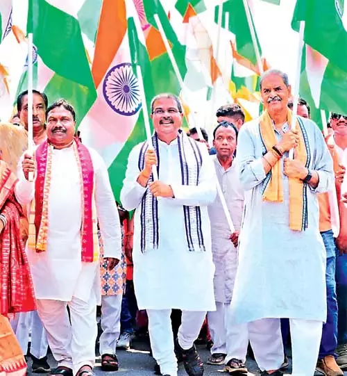 संबलपुर और भुवनेश्वर में तिरंगा यात्रा बड़े उत्साह के साथ निकाली गई संबलपुर और भुवनेश्वर में तिरंगा यात्रा बड़े उत्साह के साथ निकाली गई