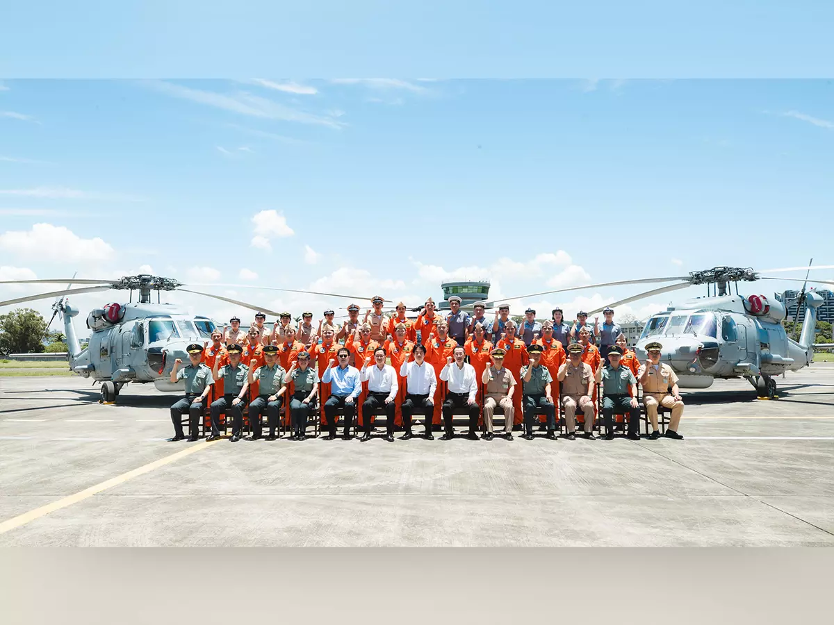 Taiwan राष्ट्रपति ने आर्मी इंजीनियर ट्रेनिंग सेंटर, नेवी एंटी-सबमरीन एविएशन कमांड के दौरे के दौरान सशस्त्र बलों के समर्पण की सराहना की Taiwan राष्ट्रपति ने आर्मी इंजीनियर ट्रेनिंग सेंटर, नेवी एंटी-सबमरीन एविएशन कमांड के दौरे के दौरान सशस्त्र बलों के समर्पण की सराहना की