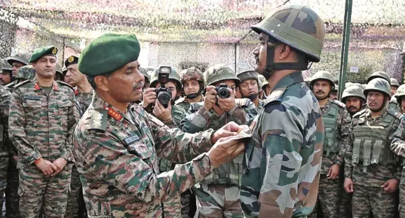 पश्चिमी सेना कमांडर ने जम्मू, सांबा में सुरक्षा की समीक्षा की पश्चिमी सेना कमांडर ने जम्मू, सांबा में सुरक्षा की समीक्षा की