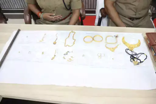 CG पुलिस ने पंजाब से चोर को दबोचा, जगदलपुर में दिया था वारदात को अंजाम CG पुलिस ने पंजाब से चोर को दबोचा, जगदलपुर में दिया था वारदात को अंजाम