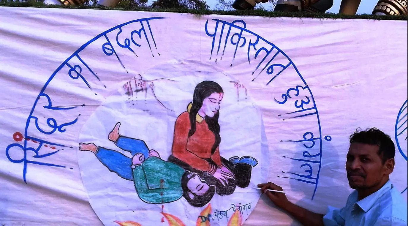 सेना के सम्मान में बनाई पेन्टिंग, आकर्षण का केंद्र बनी सेना के सम्मान में बनाई पेन्टिंग, आकर्षण का केंद्र बनी