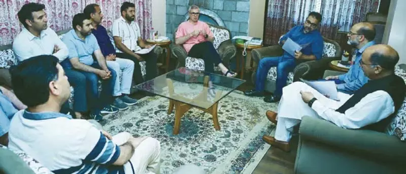 JKEEGA प्रतिनिधिमंडल ने बिजली इंजीनियरों के मुद्दों पर CM Omar अब्दुल्ला से मुलाकात की JKEEGA प्रतिनिधिमंडल ने बिजली इंजीनियरों के मुद्दों पर CM Omar अब्दुल्ला से मुलाकात की