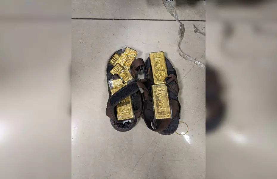 चप्पल से निकला 3.86 करोड़ का सोना, एयरपोर्ट पर विदेशी नागरिक गिरफ्तार चप्पल से निकला 3.86 करोड़ का सोना, एयरपोर्ट पर विदेशी नागरिक गिरफ्तार