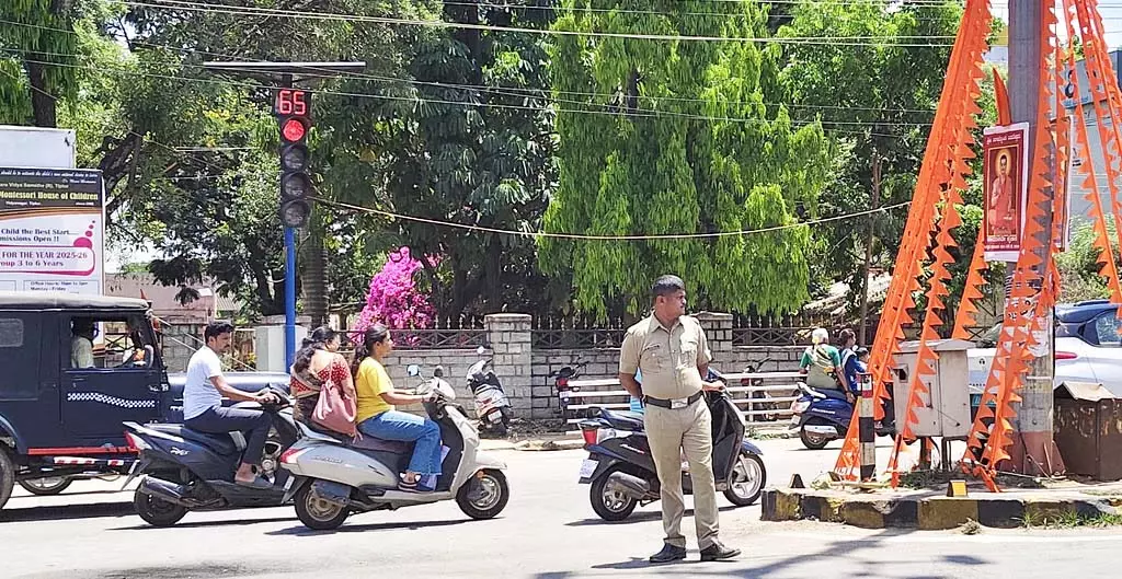 Karnataka : ट्रैफिक लाइट अच्छी स्थिति में Karnataka : ट्रैफिक लाइट अच्छी स्थिति में